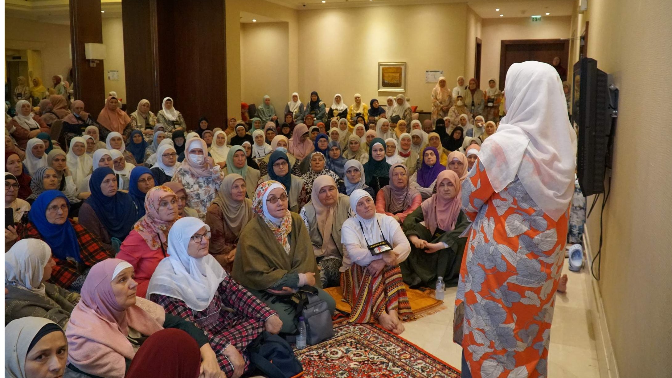 Mekka: Održano predavanje za hadžinice prije odlaska na Arefat