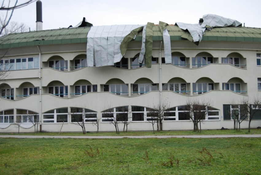 Bihać: Velike štete na krovu zgrade Islamskog pedagoškog fakulteta