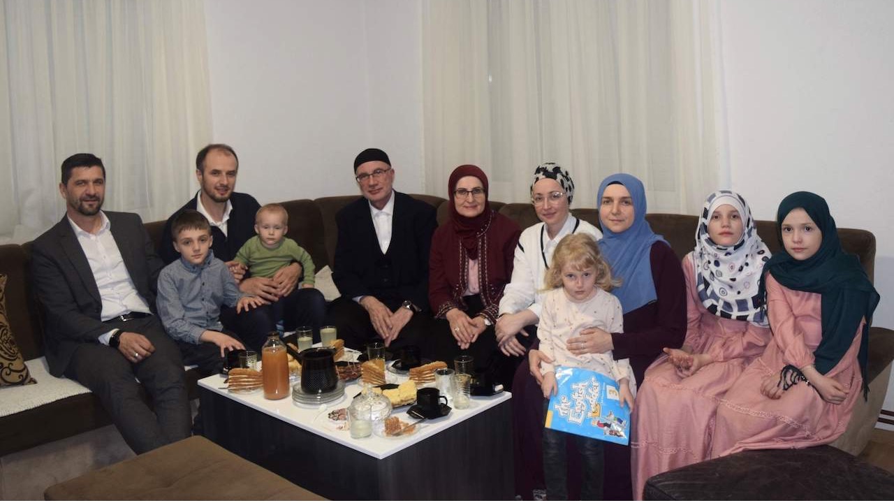 Muftija Fazlović posjetio sedmočlanu porodicu srebreničkog imama Hrustanovića 