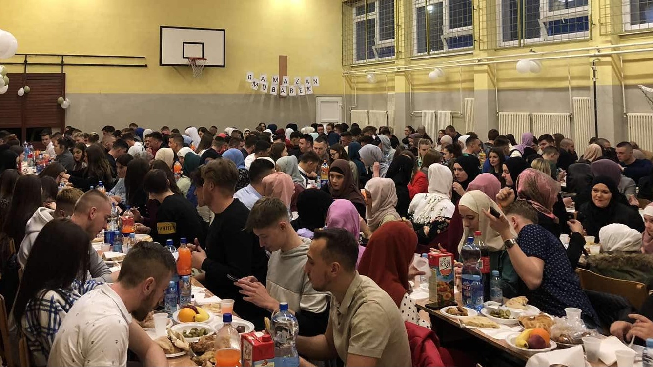 Velikom iftaru u Olovu prisustvovalo 350 omladinaca 