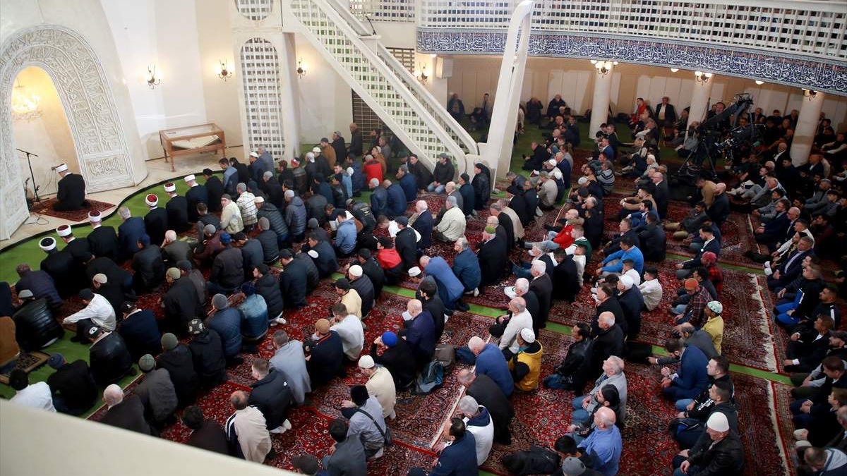 Bajram-namaz klanjan u zagrebačkoj džamiji: Pridružujemo se pozivima za mir u svijetu