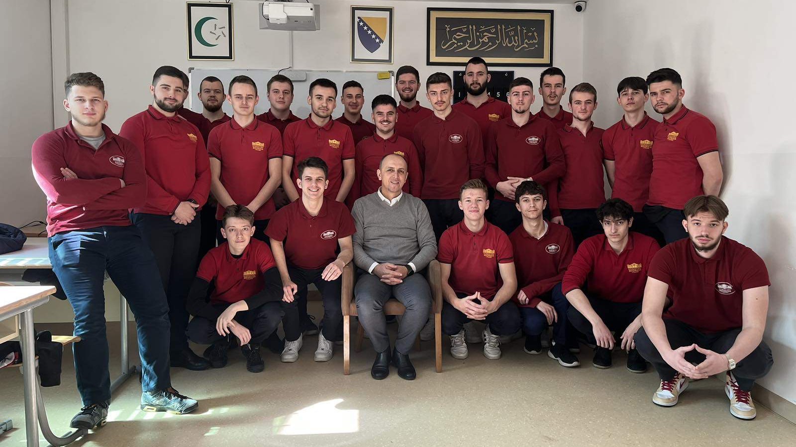 Lijepa gesta: Učenici Elči Ibrahim-pašine medrese razredniku poklonili putovanje na umru