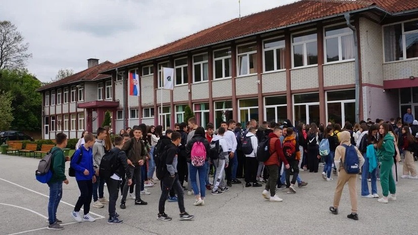 Novi Pazar: Osnovna škola “Mur“ zabranila upotrebu mobilnih telefona