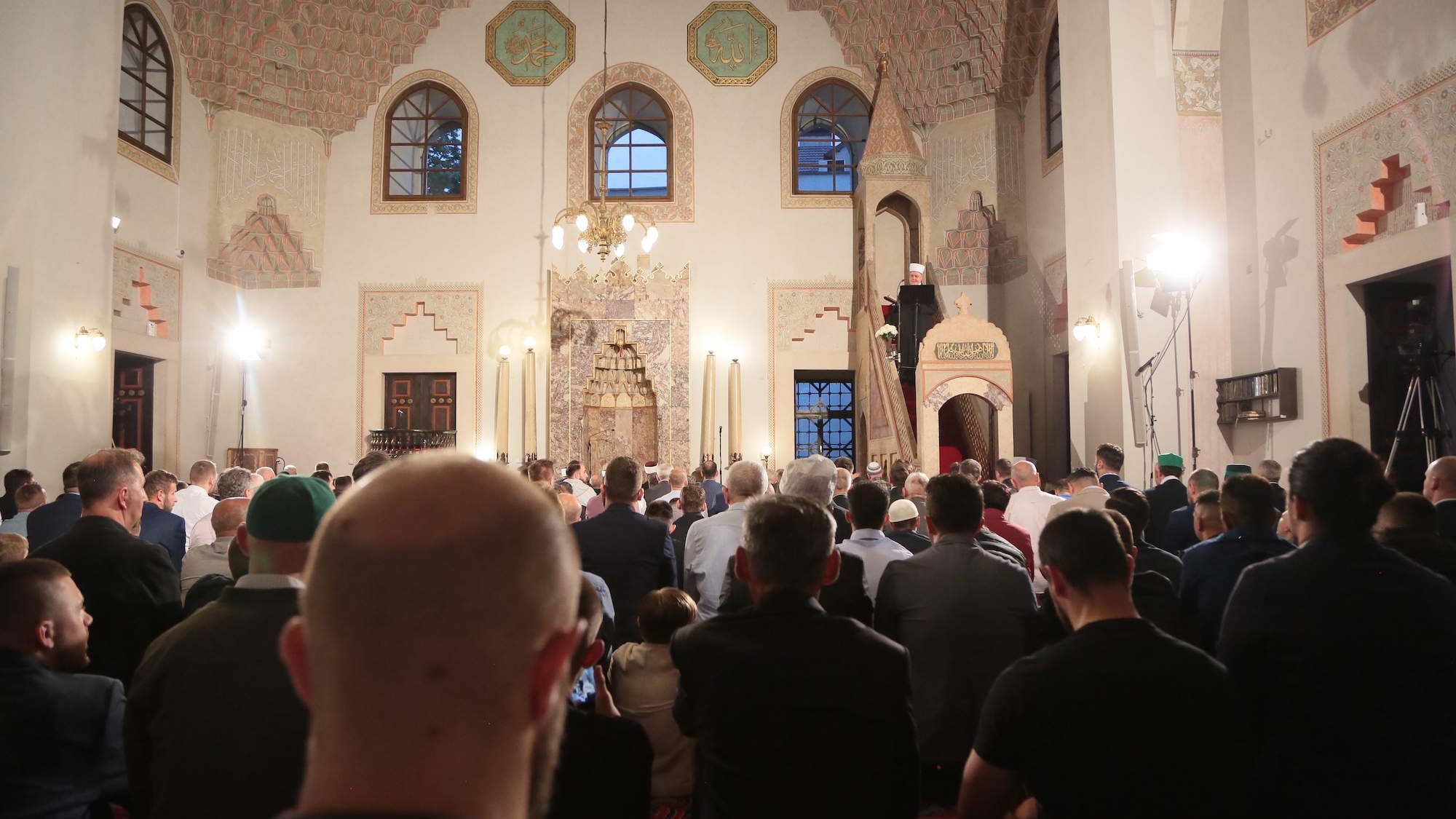 Klanjan bajram-namaz u Gazi Husrev-begovoj džamiji u Sarajevu (VIDEO)