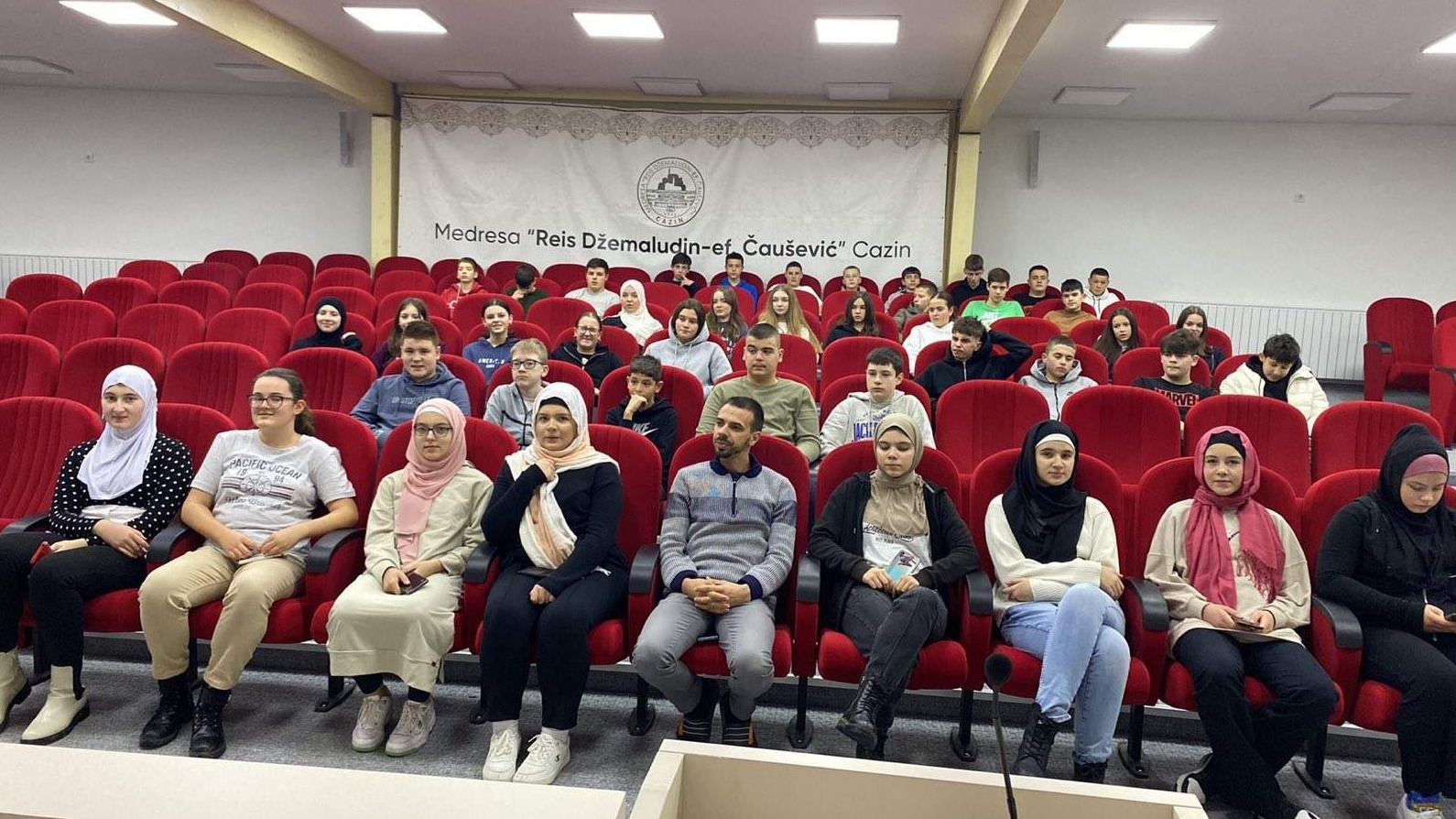 Učenici nekoliko sarajevskih mekteba u edukativnoj posjeti Medresi u Cazinu