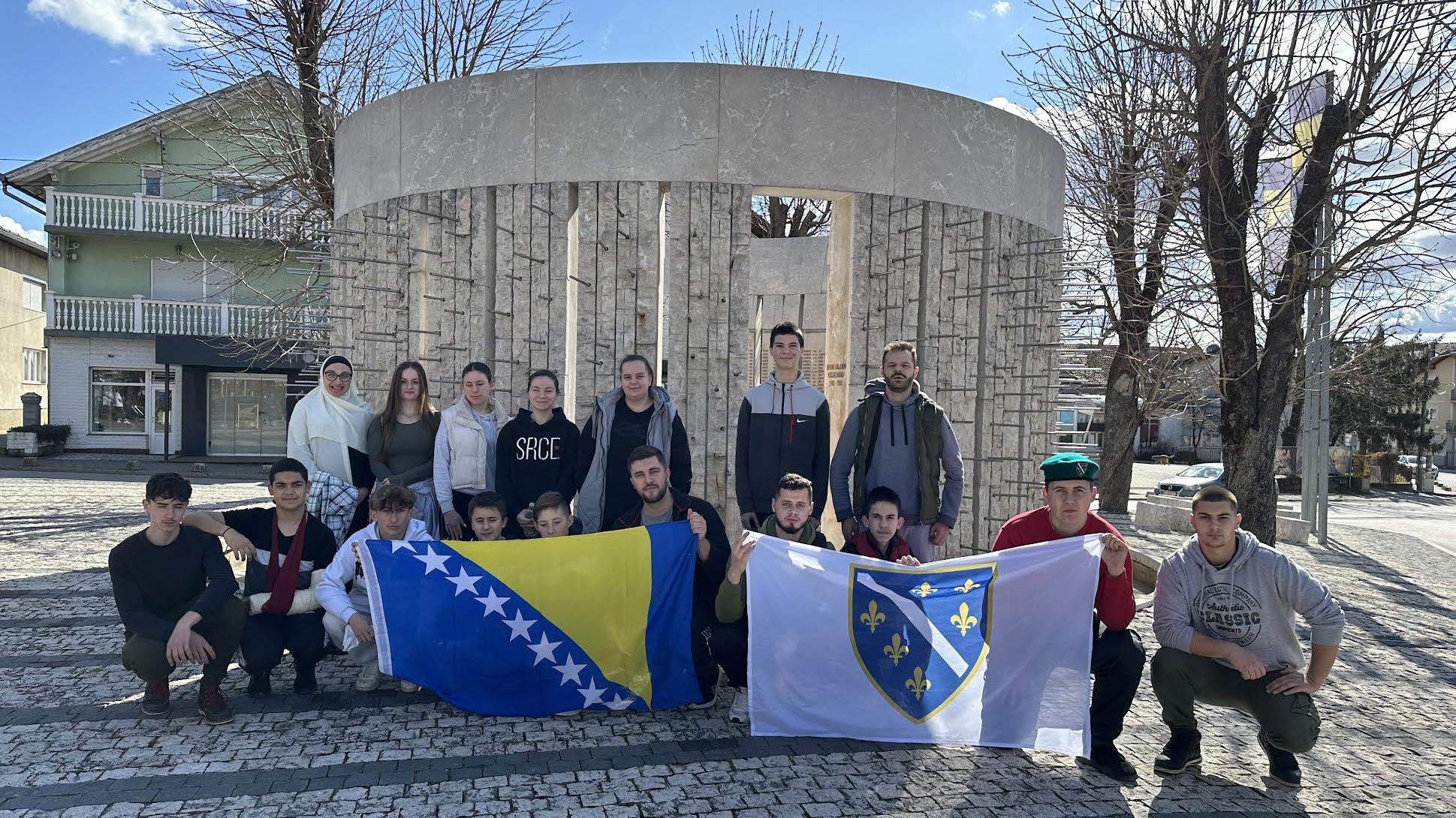 Mreža mladih MIZ Kozarac čišćenjem šehidskog mezarja i spomen-obilježja obilježila Dan nezavisnosti