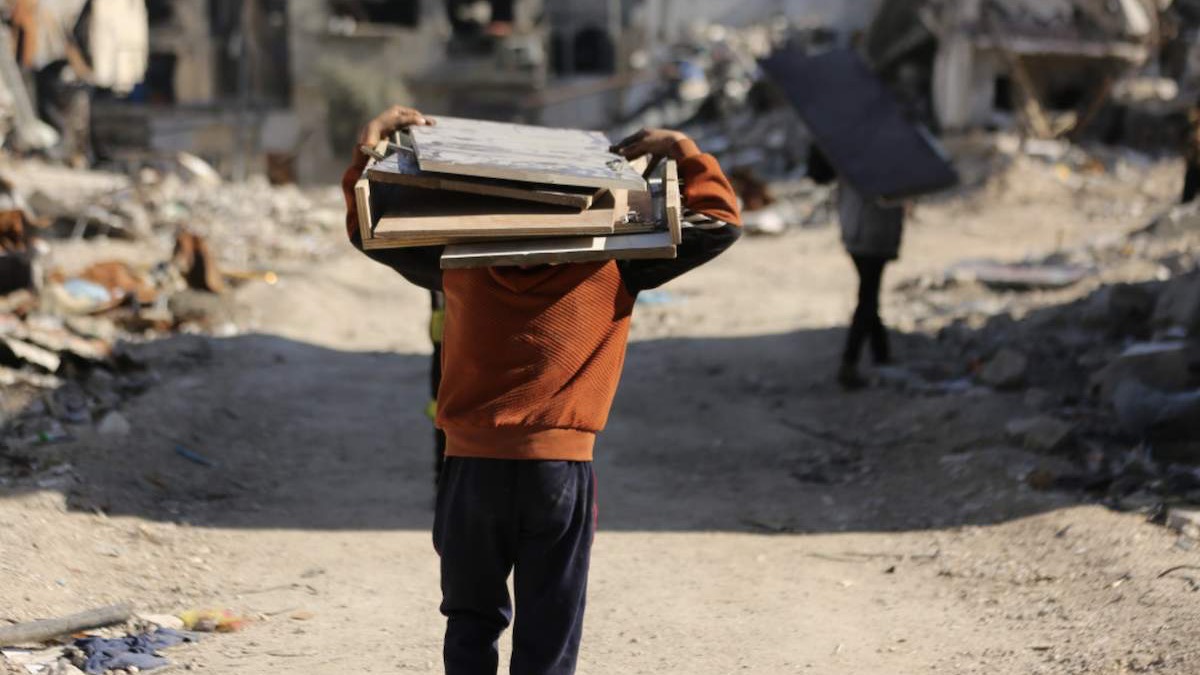 Djeca u Pojasu Gaze među ruševinama traže drva za ogrjev