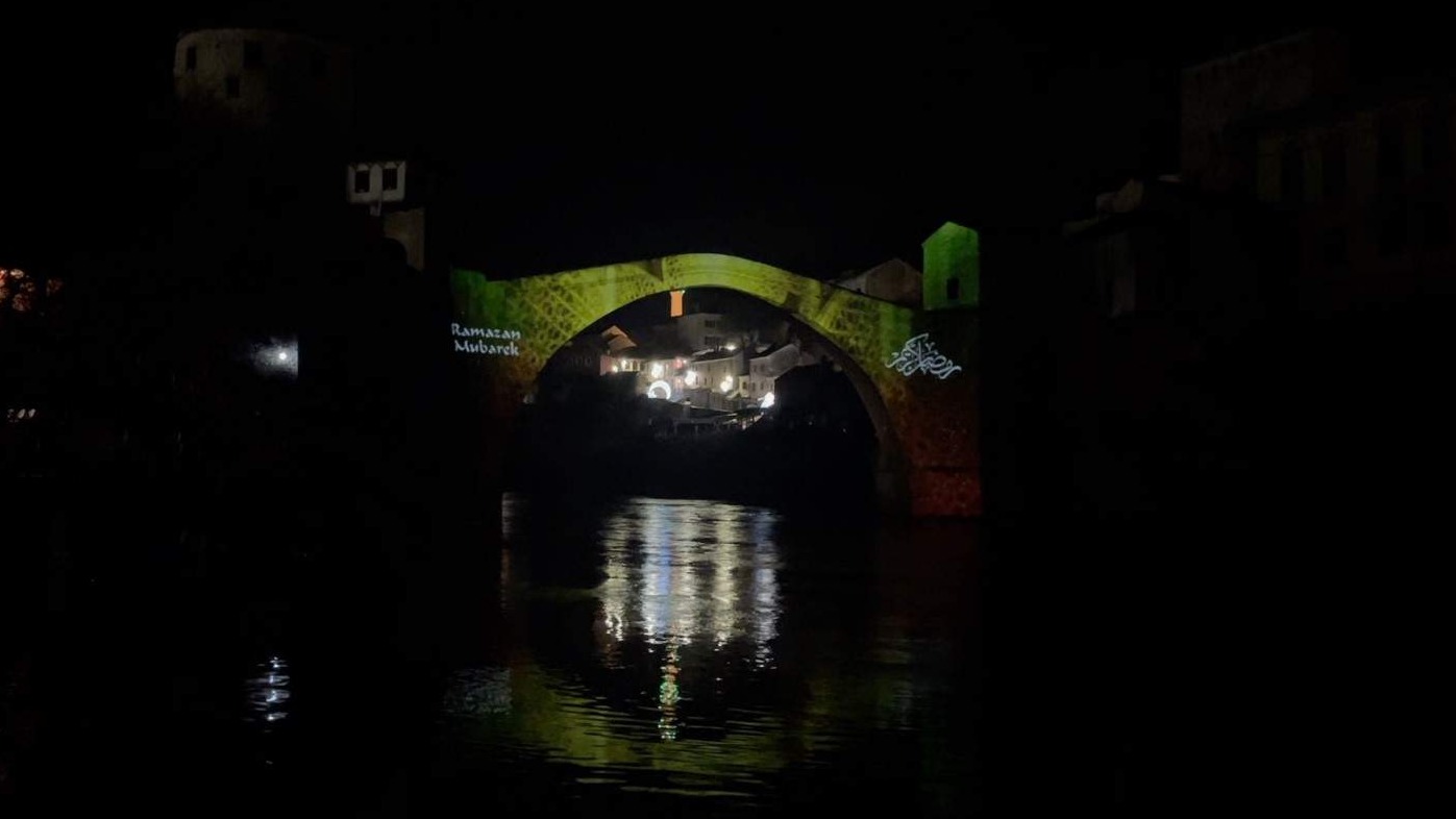 Manifestacija "Ramazan u Mostaru": Stari most osvijetljen porukama ramazana