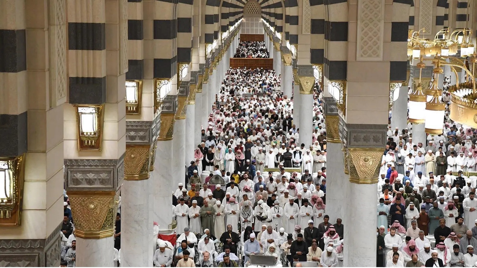 Medina: Veliki broj vjernika klanjao prvu teraviju u Poslanikovoj džamiji 