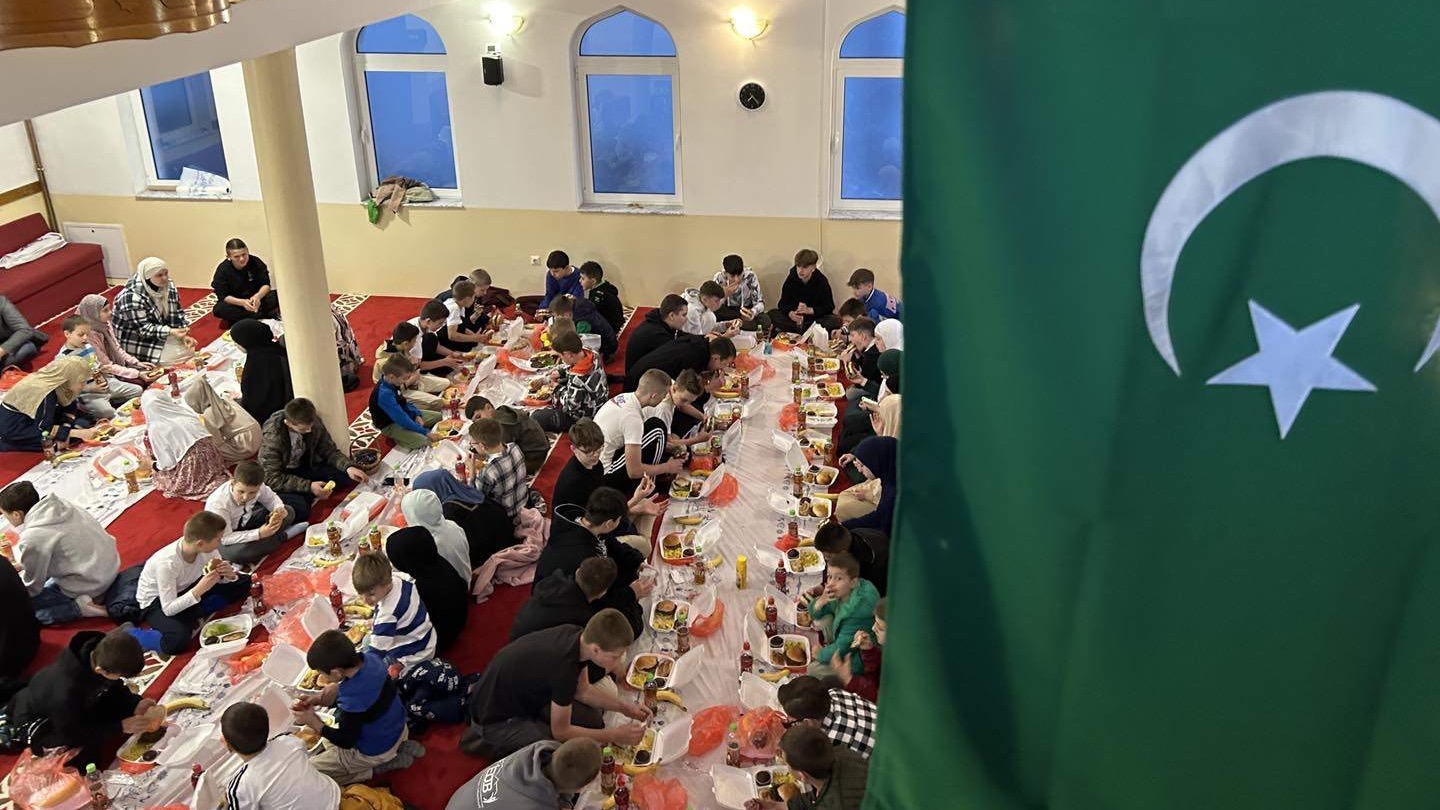 Lijepi prizori iz Srebrenice: Organiziran iftar za oko stotinu djece