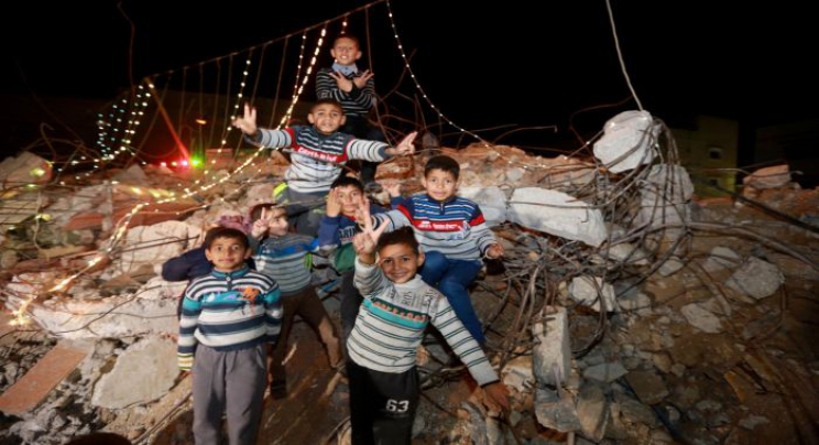 Palestinski mališani za Novu godinu okitili ruševine