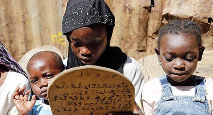 Snaga volje: U Senegalu Kur'an podučavaju pisanjem odlomaka ugljem na drvene ploče