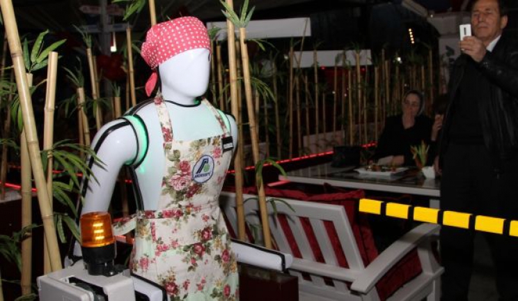 Konya: Roboti konobari na usluzi gostima u kafeteriji