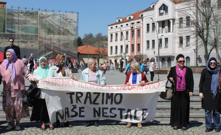 Podrška preživjelima, počast žrtvama genocida: Na protestnoj šetnji u Tuzli i predstavnici slovenske javnosti