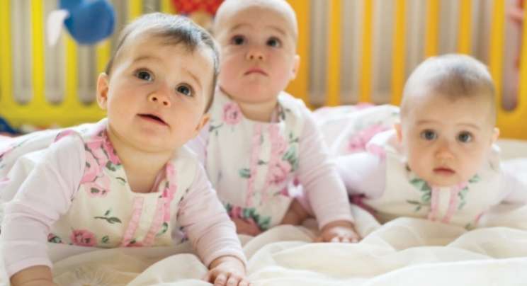 Kanadski naučnici otkrili da bebe brže uče govoriti uz vršnjake