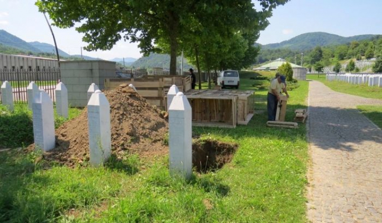 Počelo kopanje mezara u Srebrenici, najmlađe žrtve šesnaestogodišnjaci