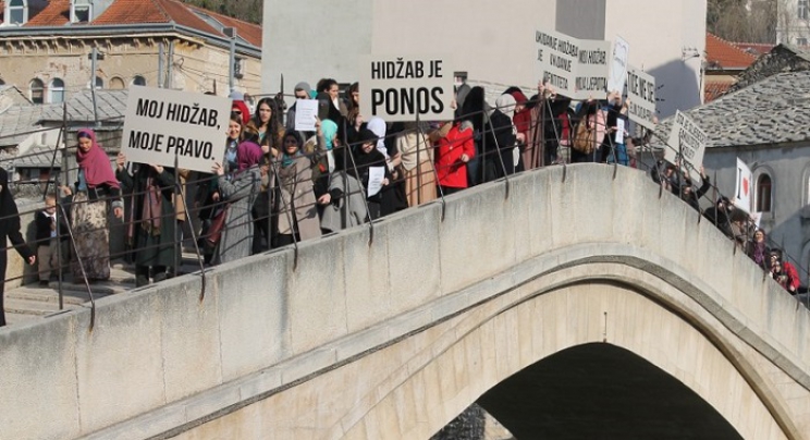 Protestnom šetnjom od Musale do Starog mosta obilježen svjetski Dan hidžaba (AUDIO-FOTO)