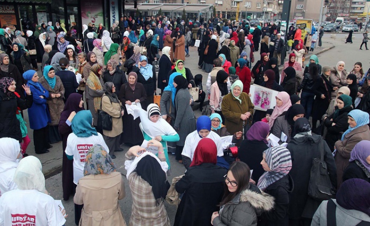 I u Zenici održana mirna šetnja protiv odluke VSTV-a o nošenju hidžaba u pravosudnim institucijama