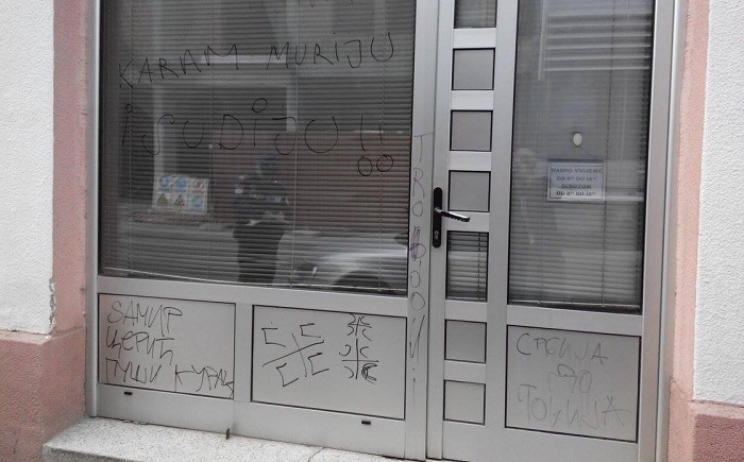 Uvrijedljivi grafiti osvanuli na kancelariji Medžlisa Bijeljina