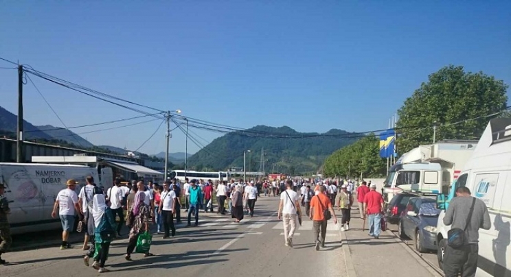 Ljudi u kolonama pristižu u Potočare, očekuje se prisustvo 30.000 osoba