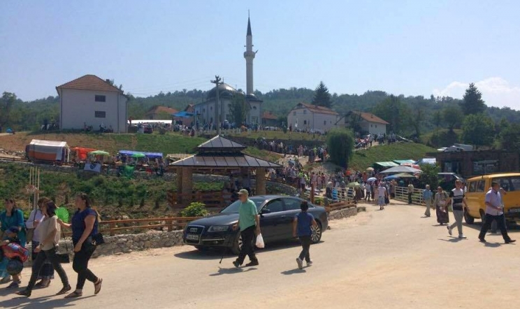 U dolini masovnih grobnica svečano otvorena džamija (FOTO)