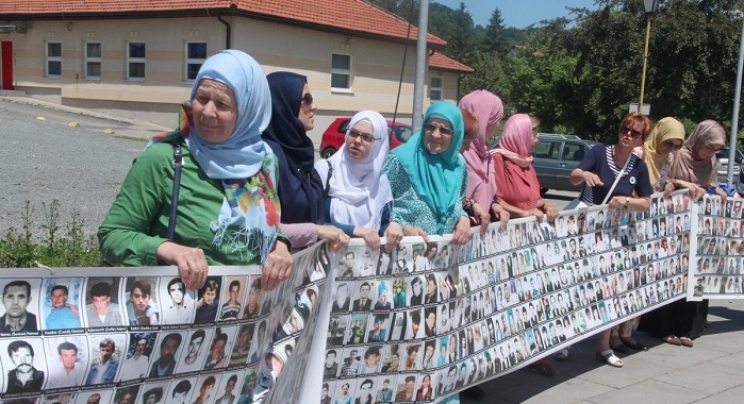 Protestna šetnja srebreničkih majki u Tuzli-Tragedija još nije završena (VIDEO)