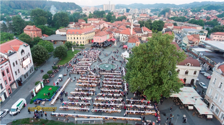 Radost zajedničkog iftara na Trgu slobode u Tuzli