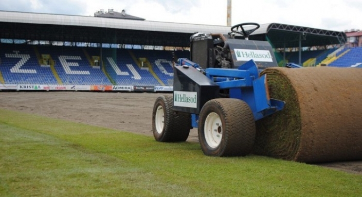 Na stadionu Grbavica počelo postavljanje nove trave