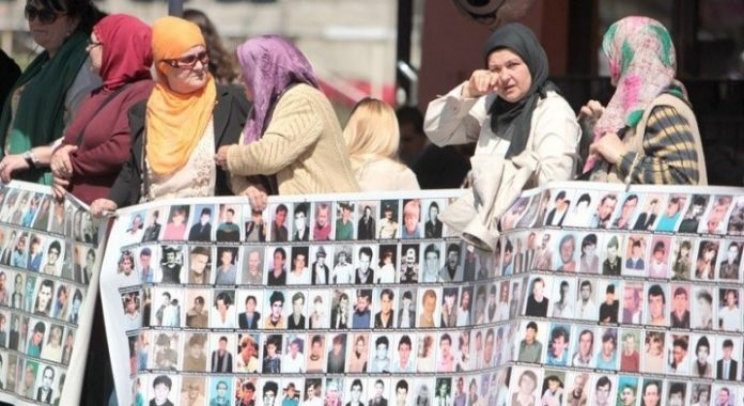 Tuzla - Mirni protest u znak sjećanja na genocid u Srebrenici