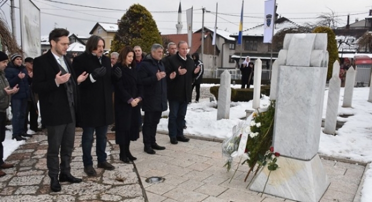 Godišnjica 105. mtbr obilježena polaganjem cvijeća na spomen obilježja