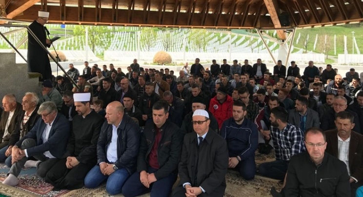 Džuma-namaz na musalli u Potočarima