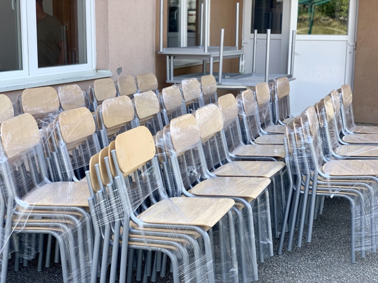 Nezuk: Ministar E. Ramić donirao stolice pred početak nove školske godine