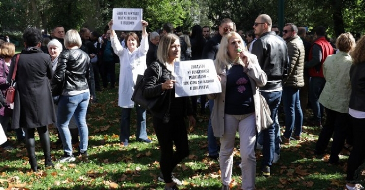 U Sarajevu održan dvosatni protest radnika u zdravstvu (VIDEO)