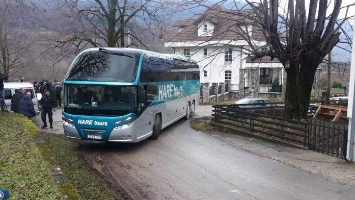 Prvi autobus s migrantima izašao iz kampa Vučjak i krenuo prema Sarajevu