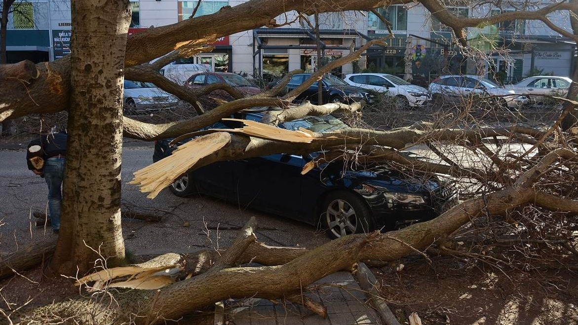 Orkanska bura u Mostaru prouzrokovala veliku štetu