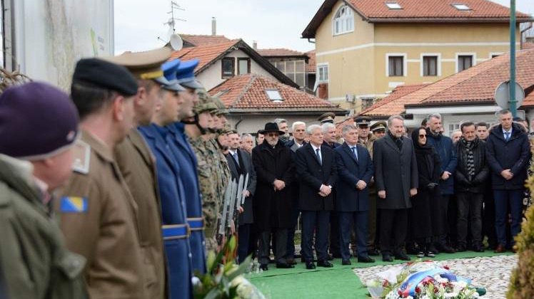 Obilježavanje Dana nezavisnosti počelo odavanjem počasti braniteljima BiH