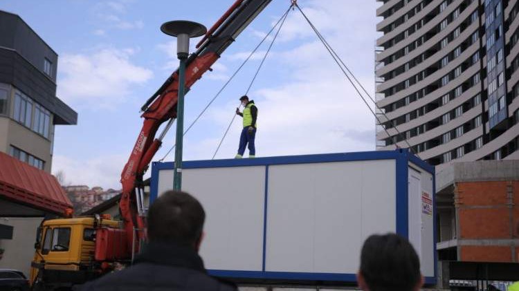 Ispred Zavoda za hitnu medicinsku pomoć KS postavljen kontejner za trijažu