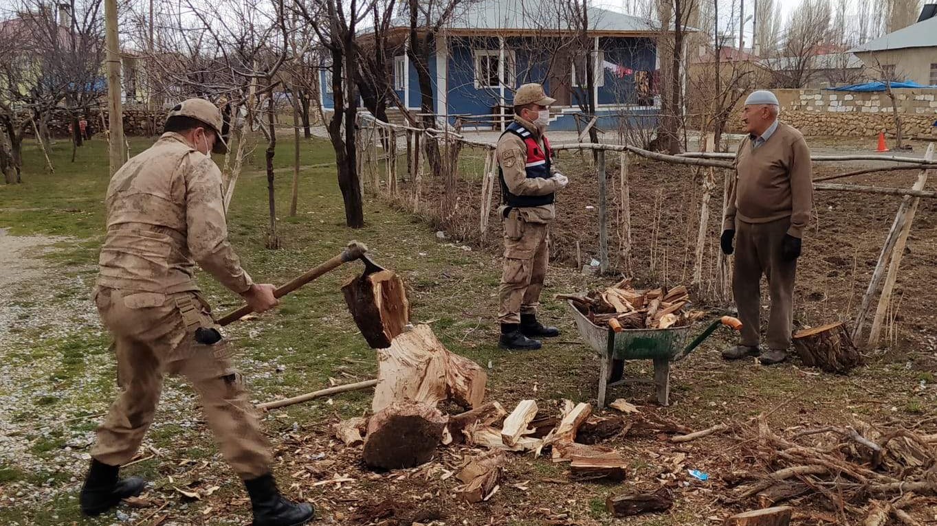 Humanost u doba korone: Turski vojnici starijim sugrađanima obavljaju kupovinu i cijepaju drva