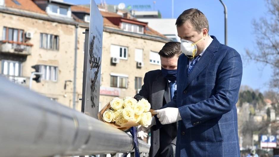 Obilježavanje opsade Sarajeva: Položeno cvijeće na spomen-obilježja