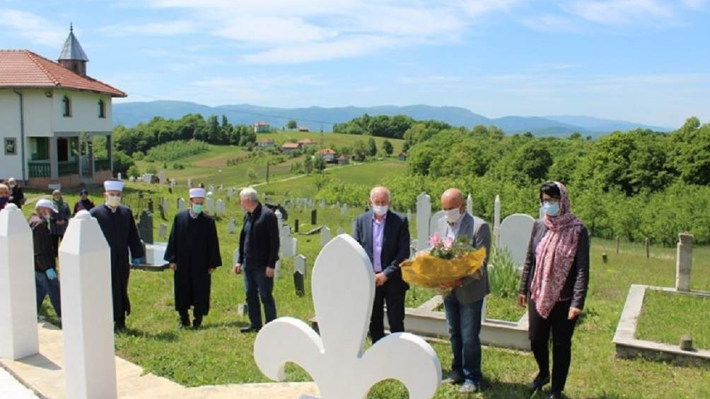 Položeno cvijeće i proučena Fatiha za ubijene u Hemlijašima