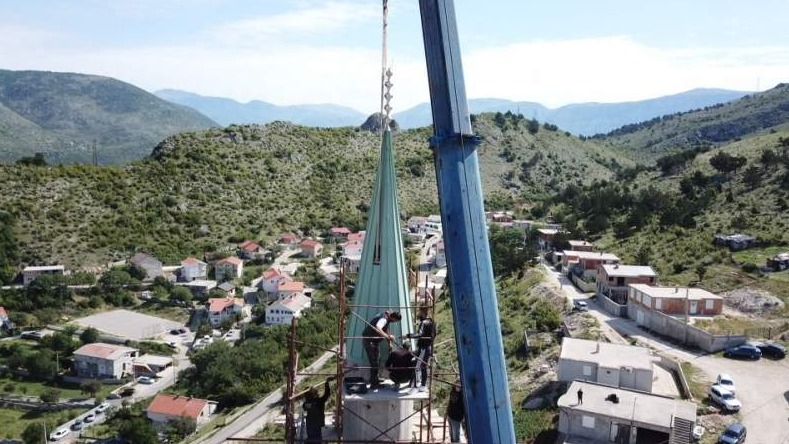 Postavljan krov i alem na munari džamije u mostarskom naselju Gornji Zalik (Video)