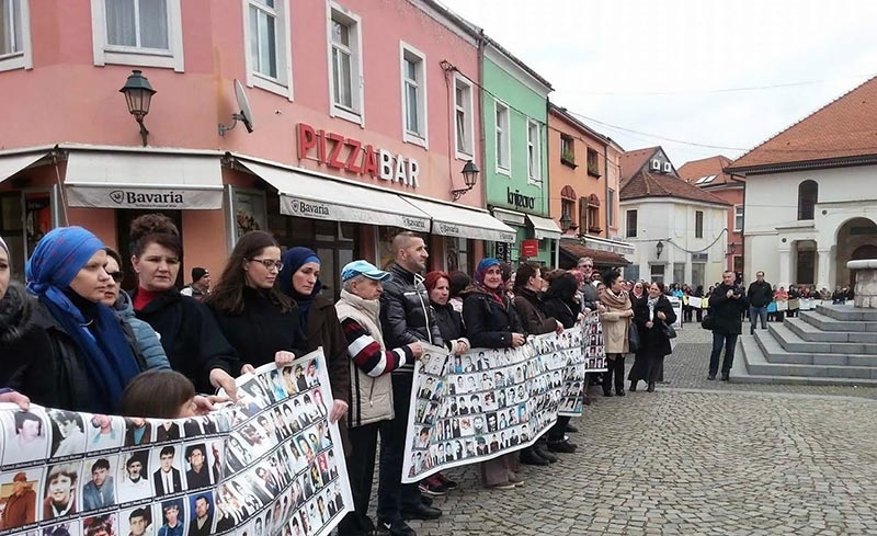 Žene iz Srebrenika na skupu "Žena Srebrenice" u Tuzli