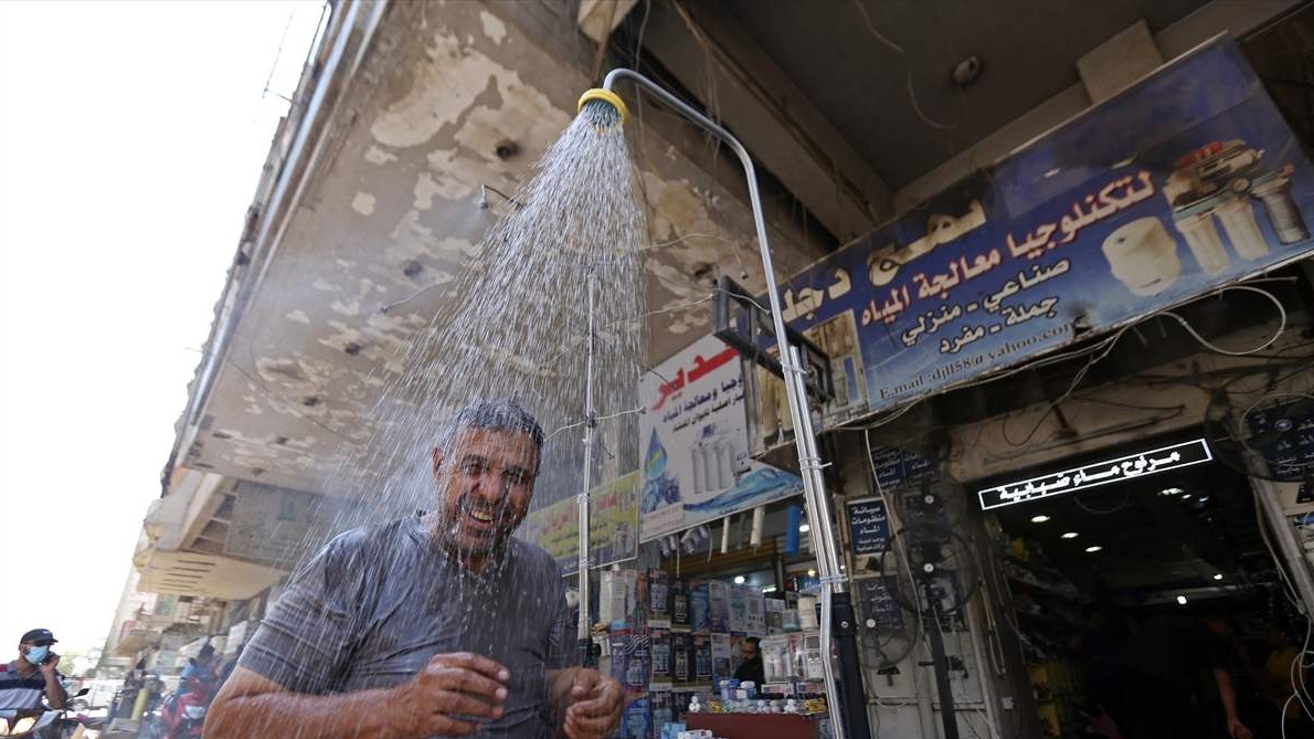 Bagdad: Zbog temperatura od preko 45 stepeni na ulicama postavljeni javni tuševi