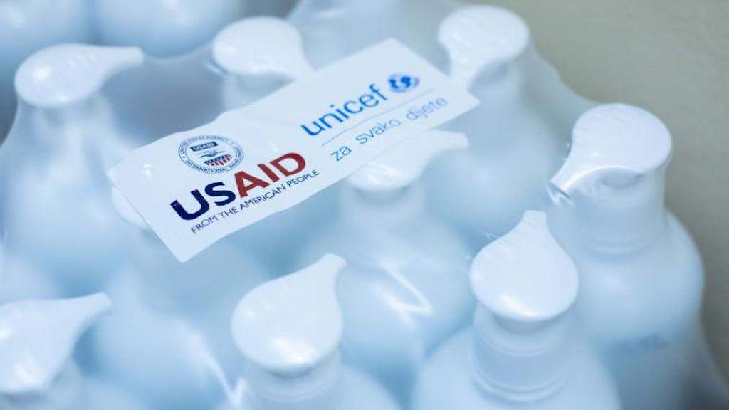 UNICEF i USAID donirali  sredstava za dezinfekciju za sigurno otvaranje škola