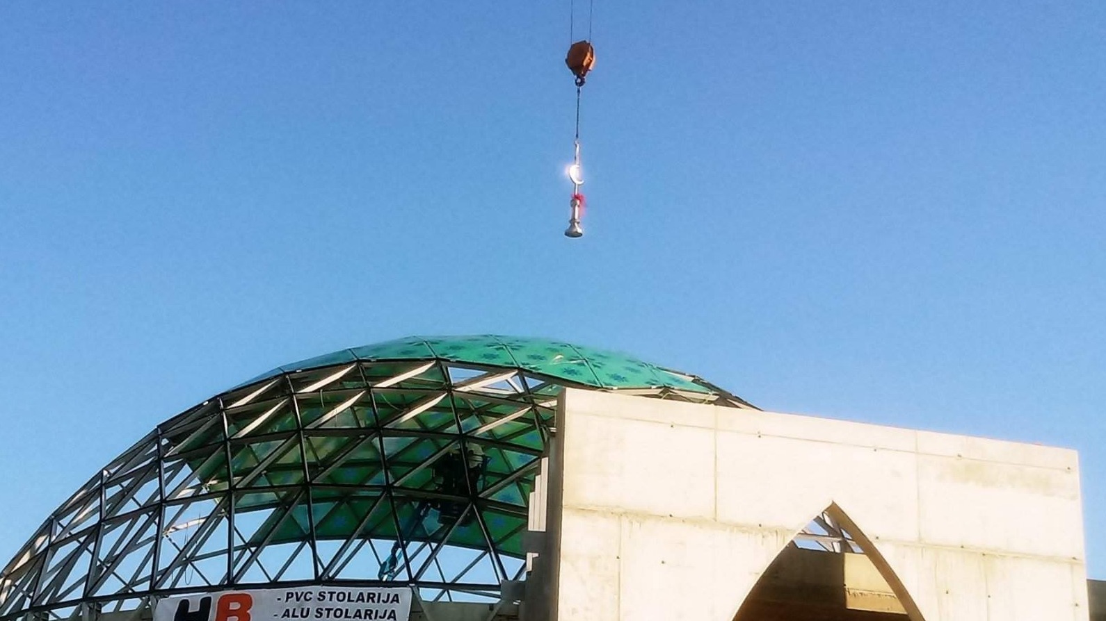 Postavljen alem na kupoli džamije i Islamskog centra u Sisku