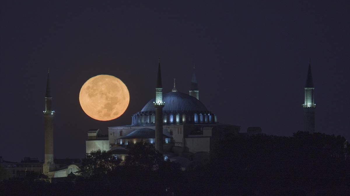 Noć punog Mjeseca iznad New Yorka i Istanbula