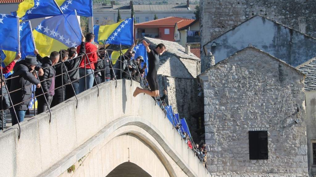 Skokom bez aplauza Kenana Jukle obilježena 27. godišnjica rušenja Starog mosta