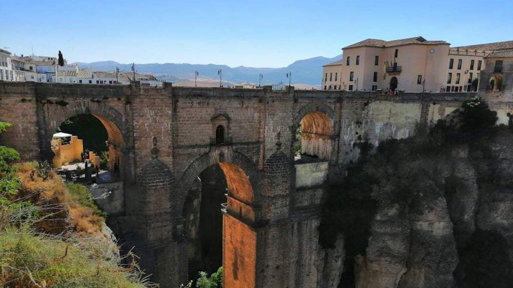 Ronda, grad koji leži na stijenama i u kojem je nastala korida