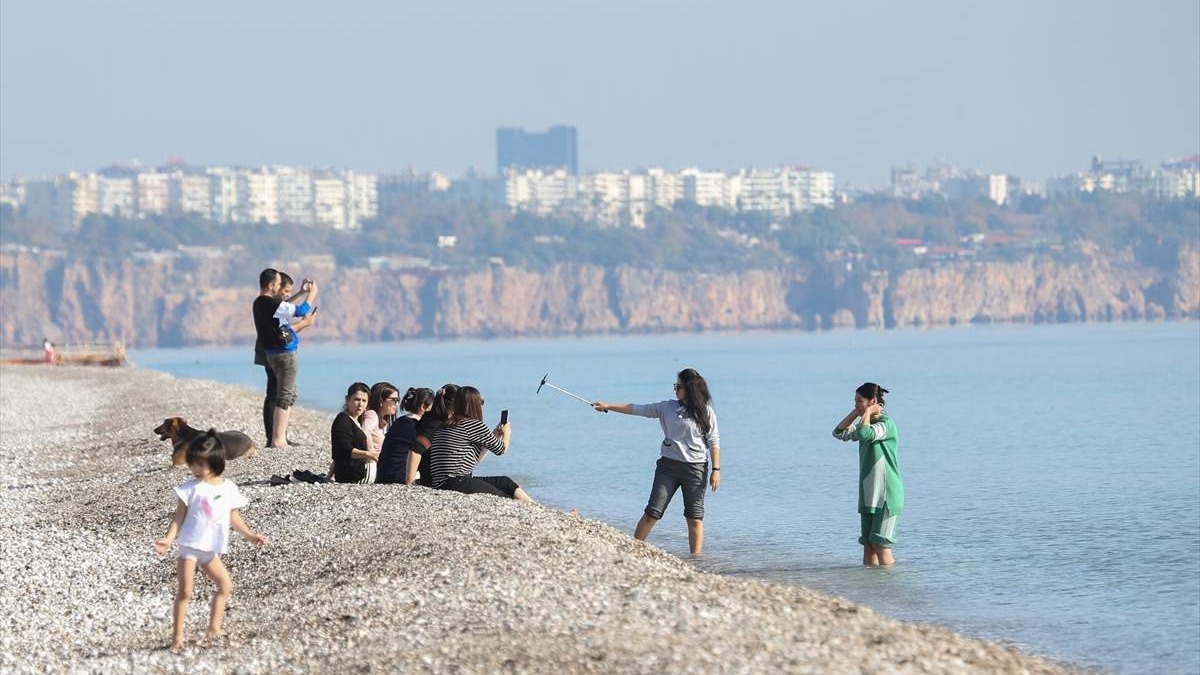 Turska: Turisti u decembru uživaju u lijepom vremenu na plaži u Antaliji (FOTO)