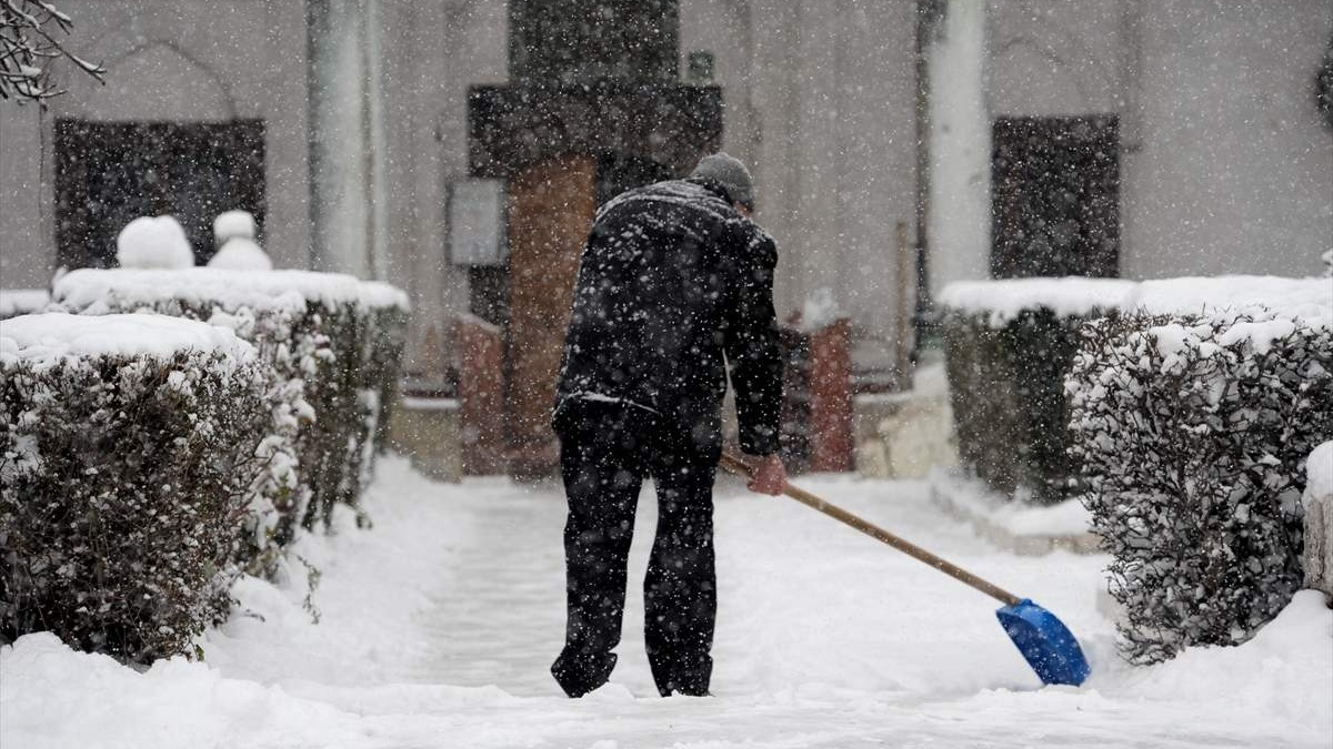 Snijeg prekrio glavni grad BiH: Zimska idila na ulicama Sarajeva (FOTO)